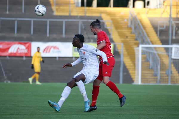 Krefeld, Deutschland, 23.08.2022: 

Joshua Yeboah (KFC Uerdingen) und Simon Spazier (ESC Rellinghausen) im Zweikampf

, beim Spiel des Niederrheinpokals zwischen  KFC Uerdingen und ESC Rellinghausen im Grotenburg-Stadion am 23. August 2022 in Krefeld.

(Foto: BRAUER-Fotoagentur)