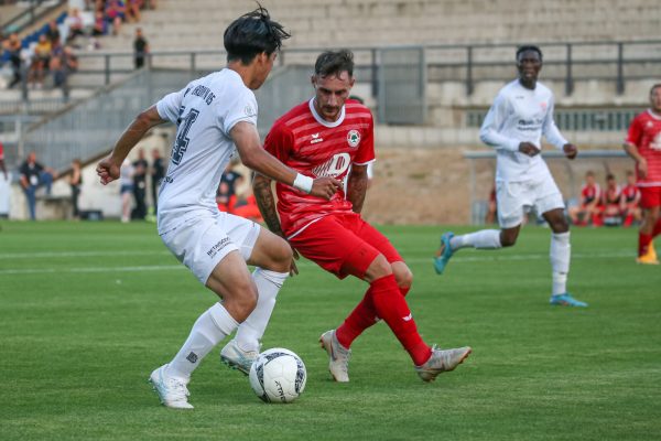 Krefeld, Deutschland, 23.08.2022: 

Ryo Iwata (KFC Uerdingen) und Guiseppe Raudino (ESC Rellinghausen) im Zweikampf

, beim Spiel des Niederrheinpokals zwischen  KFC Uerdingen und ESC Rellinghausen im Grotenburg-Stadion am 23. August 2022 in Krefeld.

(Foto: BRAUER-Fotoagentur)