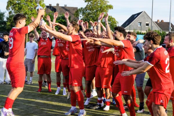 Beim Burg Cup am 01.08.2026 auf dem Sportplatz, An der Windmühle 24 gewann der ESC Rellinghausen 2 gegen den SV Burgaltendorf 2 mit X:X im Elfmeterschießen.
Michael Gohl / FUNKE Foto Services
