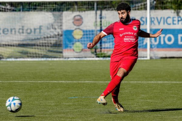 Beim Burg Cup am 01.08.2026 auf dem Sportplatz, An der Windmühle 24 gewann der ESC Rellinghausen 2 gegen den SV Burgaltendorf 2 mit 4:6 im Elfmeterschießen. Yusif Isho (ESC)
Michael Gohl / FUNKE Foto Services