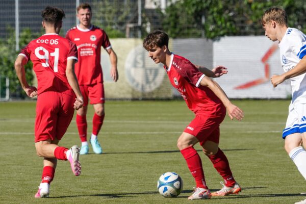 Beim Burg Cup am 01.08.2026 auf dem Sportplatz, An der Windmühle 24 gewann der ESC Rellinghausen 2 gegen den SV Burgaltendorf 2 mit 4:6 im Elfmeterschießen. Aufstellung stand nicht zur Verfügung.
Michael Gohl / FUNKE Foto Services