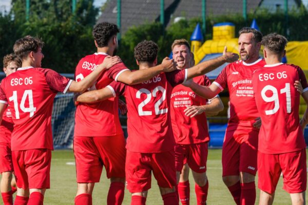 Beim Burg Cup am 01.08.2026 auf dem Sportplatz, An der Windmühle 24 gewann der ESC Rellinghausen 2 gegen den SV Burgaltendorf 2 mit 4:6 im Elfmeterschießen. Luis Noah Meller und Tobias Kimmeskamp (3. und 2. v.r.,ESC)
Michael Gohl / FUNKE Foto Services