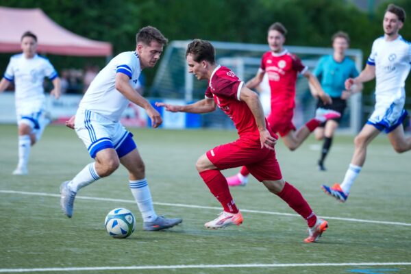 Beim Burg Cup am 01.08.2026 auf dem Sportplatz, An der Windmühle 24 gewann der ESC Rellinghausen 2 gegen den SV Burgaltendorf 2 mit 4:6 im Elfmeterschießen. Aufstellung stand nicht zur Verfügung.
Michael Gohl / FUNKE Foto Services