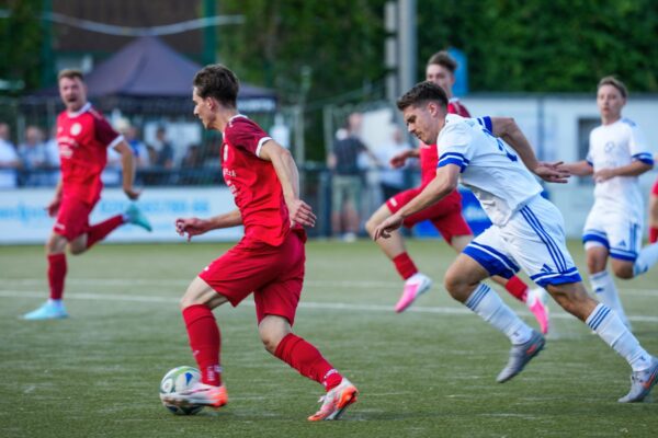 Beim Burg Cup am 01.08.2026 auf dem Sportplatz, An der Windmühle 24 gewann der ESC Rellinghausen 2 gegen den SV Burgaltendorf 2 mit 4:6 im Elfmeterschießen. Aufstellung stand nicht zur Verfügung.
Michael Gohl / FUNKE Foto Services