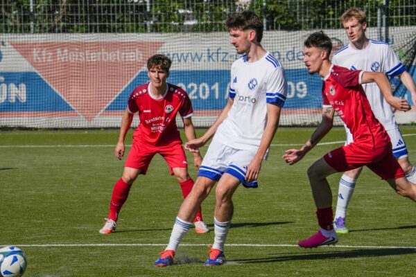 Beim Burg Cup am 01.08.2026 auf dem Sportplatz, An der Windmühle 24 gewann der ESC Rellinghausen 2 gegen den SV Burgaltendorf 2 mit 4:6 im Elfmeterschießen. Aufstellung stand nicht zur Verfügung.
Michael Gohl / FUNKE Foto Services